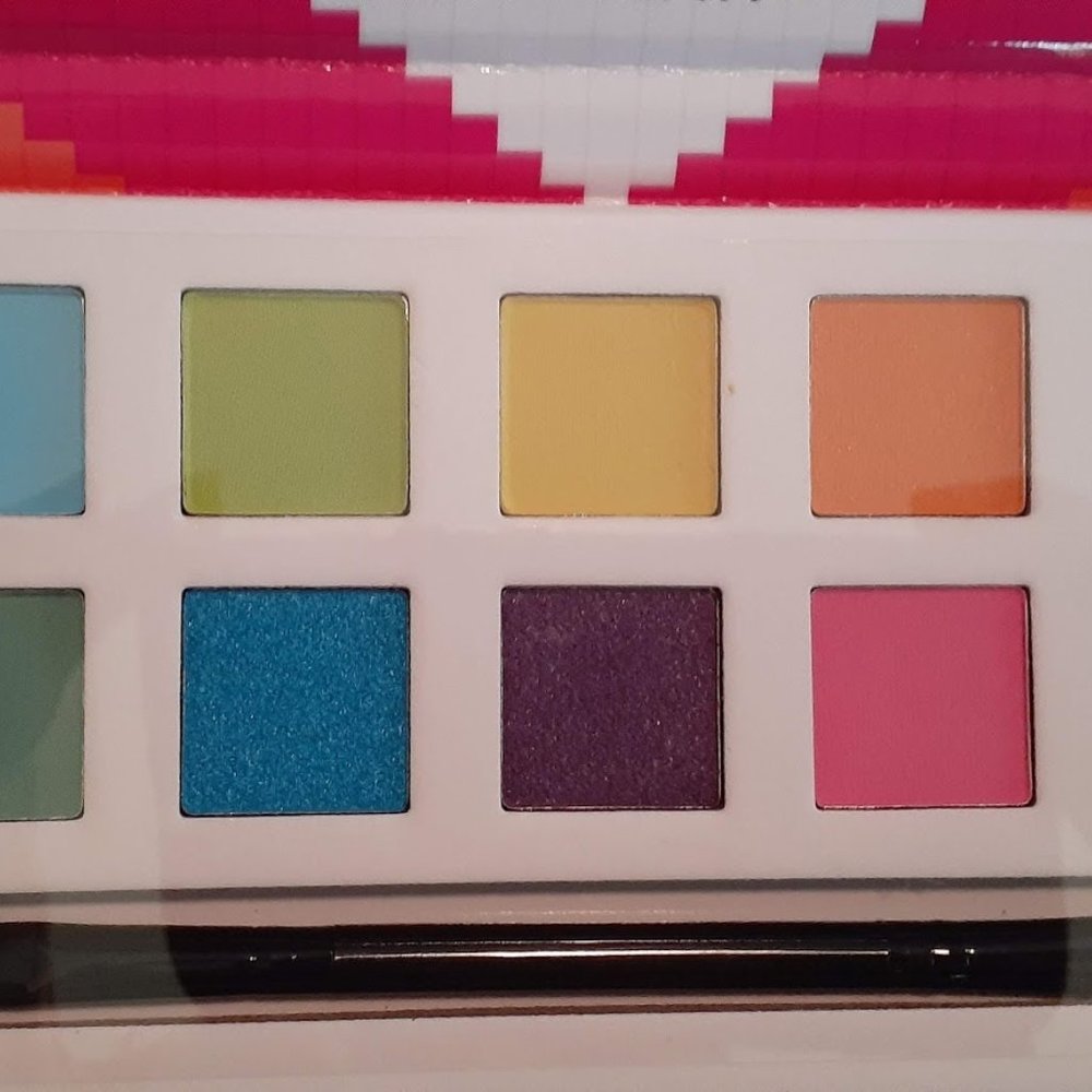 Eyeshadow - Picture 2 of 3